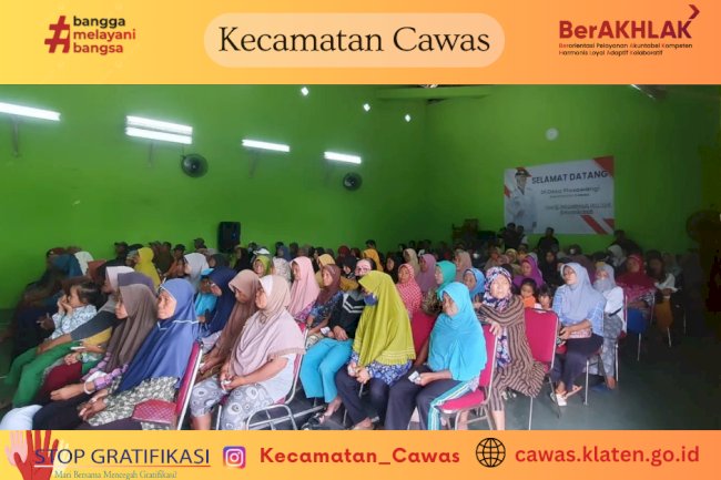 300 Paket Sembako Murah ! Warga meryerbu Kantor Desa Plosowangi