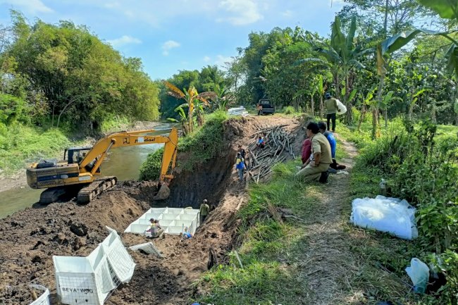 Camat Cawas Tinjau Lokasi Penguatan Tanggul di Desa Japanan